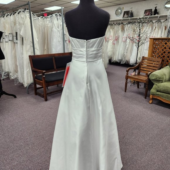 Alfred Angelo 7166 Size 6 Ivory Bridal Gown/Wedding Dress - Picture 4 of 5